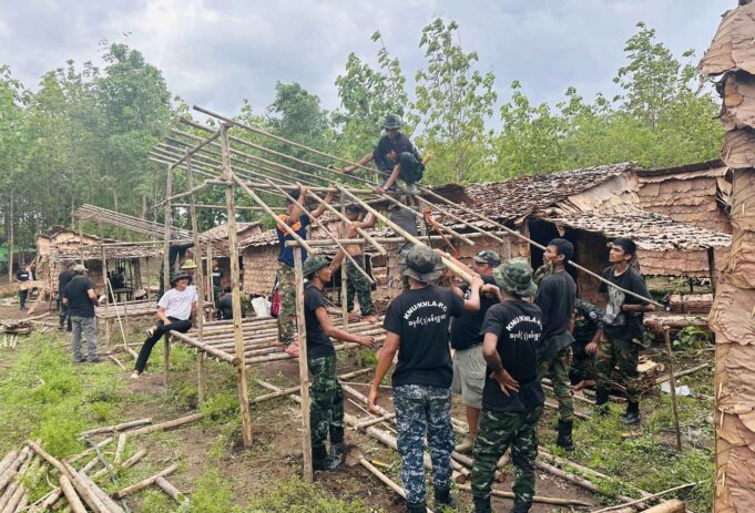 ၦၤလီၢ်အိၣ်ကမှံဖိလၢအိၣ်(ရၤမတံ)သီခါဖၠၣ်ဒီးတၢ်ခိၣ်တၢ်ဃၢၤဖဲန့ၣ်တဖၣ်တၢ်ကသူၣ်ထီၣ်န့ၢ်၀ဲဒဲ(၃၀၀)ဖျၢၣ်
