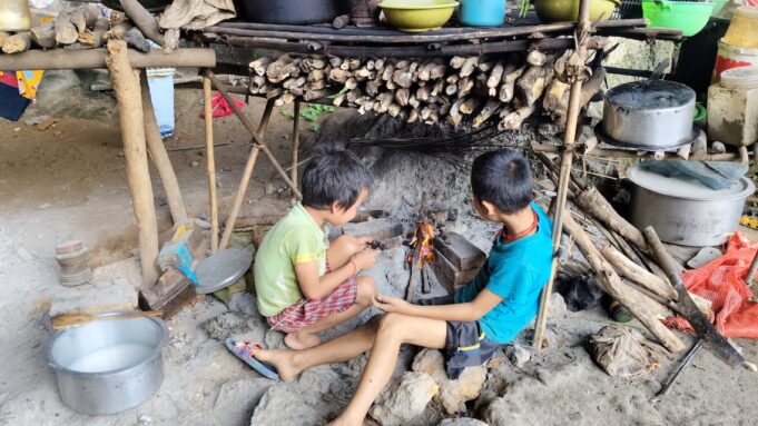 မဲးပြ့ခံသုးကလၢၤခိၣ်ဃၢၤကမျၢၢ်လၢဃ့ၢ်ထီၣ်တဖၣ်လိၣ်ဘၣ်တၢ်ဆီၣ်ထွဲမၤစၢၤအဂ့ၢ် ပှၤဘၣ်မူဘၣ်ဒါစံး၀ဲ