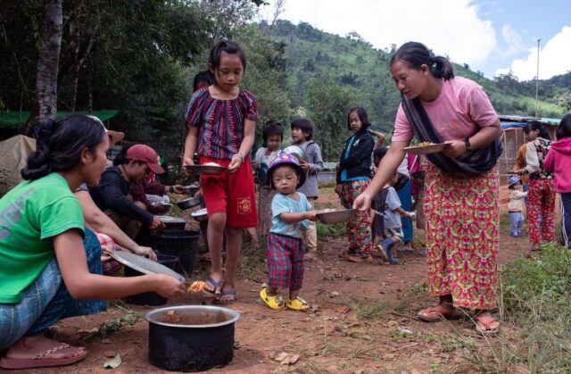 ကရ့ၣ်နံၣ်ကီၢ်စဲၣ် ၈ လါအတီၢ်ပူၤ ကဘီယူၤဒီးကျိဖးဒိၣ်အဃိ ကမျၢၢ်သံ ၁၀၆ ဂၤ